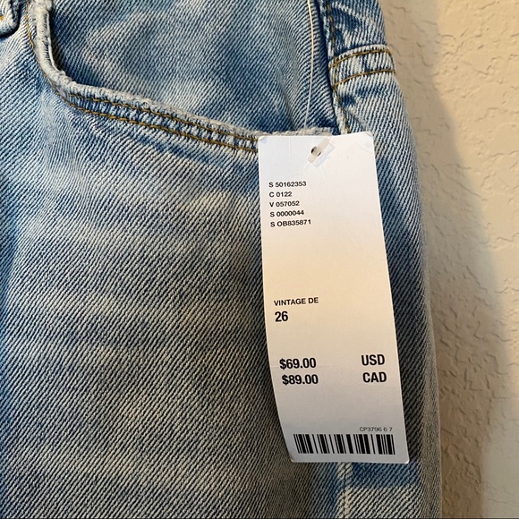 [SOLD] NWT BDG high-rise “destroyed” mom jeans - Picture 3 of 3